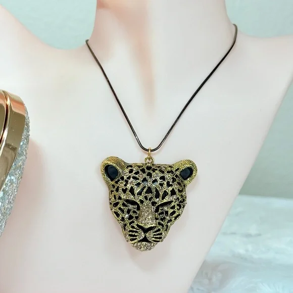 ⚜️ Elegant Gold and Black Leopard Pendant Necklace - Picture 3 of 5